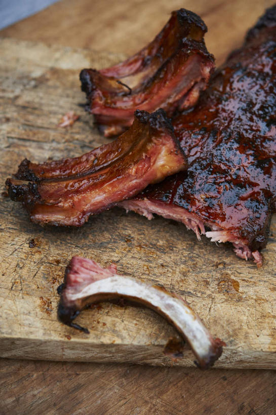 无人,竖图,俯视,室内,特写,白天,烹饪,中餐,餐桌,桌子,切开,阴影,反射,木制,影子,肉,料理,食品,案板,叉烧,猪肉,菜肴,美食,肉类,砧板,食物,木制品,切,中式,佳肴,餐台,剖面,肉食,切面,豚肉,广东菜,粤菜,彩图,高角度拍摄