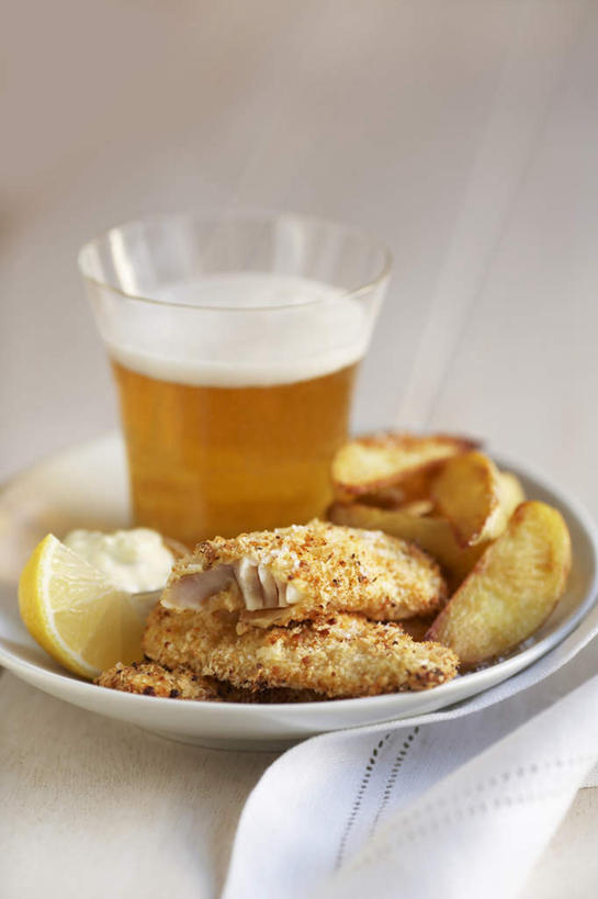 啤酒,无人,竖图,俯视,室内,特写,白天,白色背景,烹饪,西餐,餐桌,桌子,柠檬,杯子,餐具,水果,阴影,新鲜,反射,碟子,盘,影子,生食,料理,食品,果实,酒类,菜肴,美食,玻璃制品,酒,食物,饮料,一个,盘子,酒杯,啤酒杯,碟,西式,摄影,佳肴,有机食品,绿色食品,影棚,单个,餐台,薯角,西式快餐,垃圾食品,玻璃杯,益母果,柠果,彩图,高角度拍摄,影棚拍摄,拍摄,炸薯角