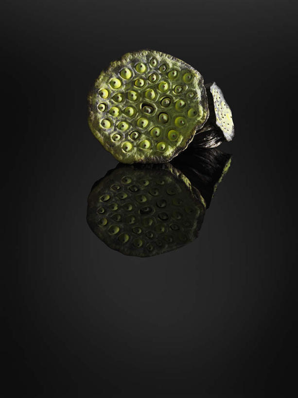 无人,竖图,俯视,室内,特写,白天,餐桌,桌子,阴影,黑色背景,反射,影子,两个,摄影,莲蓬,影棚,餐台,莲蓬子,莲子肉,彩图,高角度拍摄,影棚拍摄,拍摄