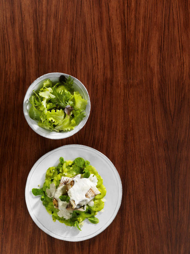 无人,竖图,俯视,室内,特写,白天,餐桌,桌子,黄瓜,蔬菜,餐具,阴影,新鲜,反射,木制,碟子,盘,影子,生食,蔬菜沙拉,沙拉,食品,色拉,酸奶,沙律,食物,两个,白色,盘子,木制品,碟,奶油,有机食品,绿色食品,餐台,色拉酱,酸奶油,乳制品,千岛酱,发酵,激凌,克林姆,淇淋,青瓜,胡瓜,彩图,高角度拍摄