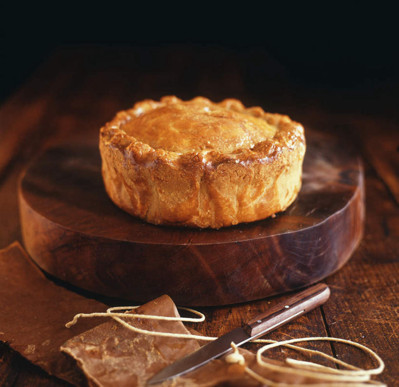 点心,无人,横图,俯视,室内,特写,白天,桌面,桌子,金属制品,阴影,反射,金属,木制,工具,影子,肉,食品,面点,刀具,馅饼,猪肉,肉类,食物,糕点,木制品,刀,肉食,豚肉,面包刀,彩图,高角度拍摄,猪肉馅饼