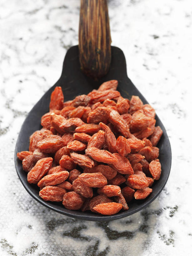 无人,竖图,俯视,室内,特写,白天,植物,一把,一堆,许多,阴影,堆叠,堆积,反射,影子,勺子,果实,草药,药草,很多,中药,调羹,汤匙,摄影,影棚,堆,枸杞子,枸杞,药材,中草药,中药材,本草,苟起子,枸杞豆,枸杞果,血杞子,彩图,高角度拍摄,影棚拍摄,拍摄