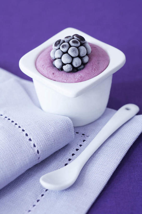 牛奶,无人,竖图,俯视,室内,特写,白天,黑莓,水果,阴影,紫色背景,朦胧,模糊,新鲜,反射,影子,勺子,生食,食品,果实,食盒,饮品,营养,酸奶,盒子,食物,饮料,餐巾,容器,调羹,汤匙,摄影,有机食品,绿色食品,影棚,储藏,乳制品,奶,储存,发酵,树莓,露莓,优格,优酪乳,保洁方巾,口布,彩图,高角度拍摄,影棚拍摄,拍摄,贮存