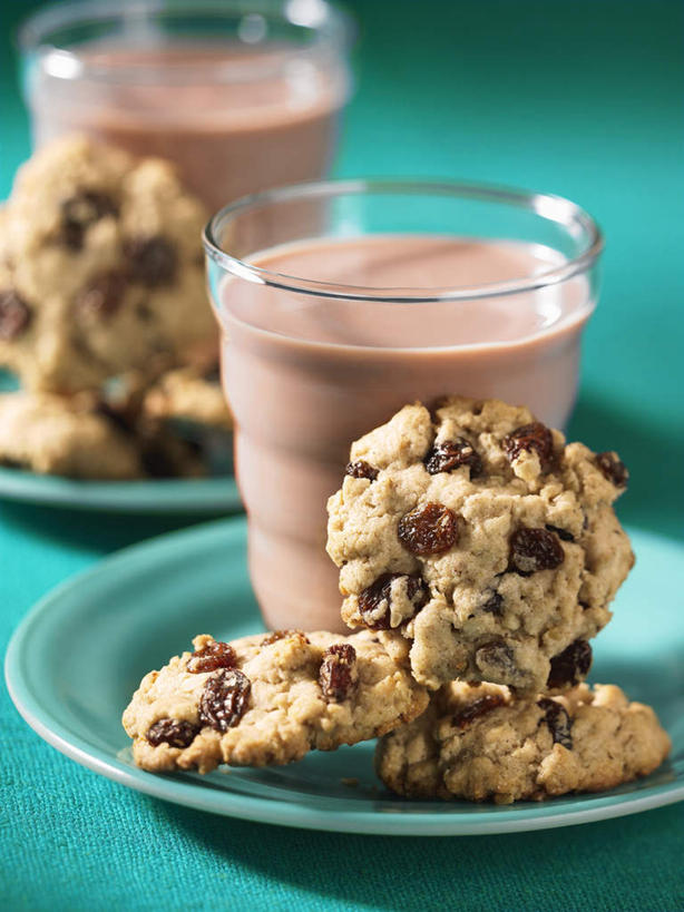 点心,无人,竖图,俯视,室内,特写,白天,杯子,餐具,绿色背景,阴影,朦胧,模糊,反射,碟子,盘,影子,食品,甜点,甜品,曲奇,两杯,玻璃制品,食物,饮料,盘子,水杯,碟,饼干,甜食,零食,冰淇淋,摄影,影棚,鲜奶,奶昔,曲奇饼,曲奇饼干,香草奶昔,玻璃杯,彩图,高角度拍摄,影棚拍摄,拍摄