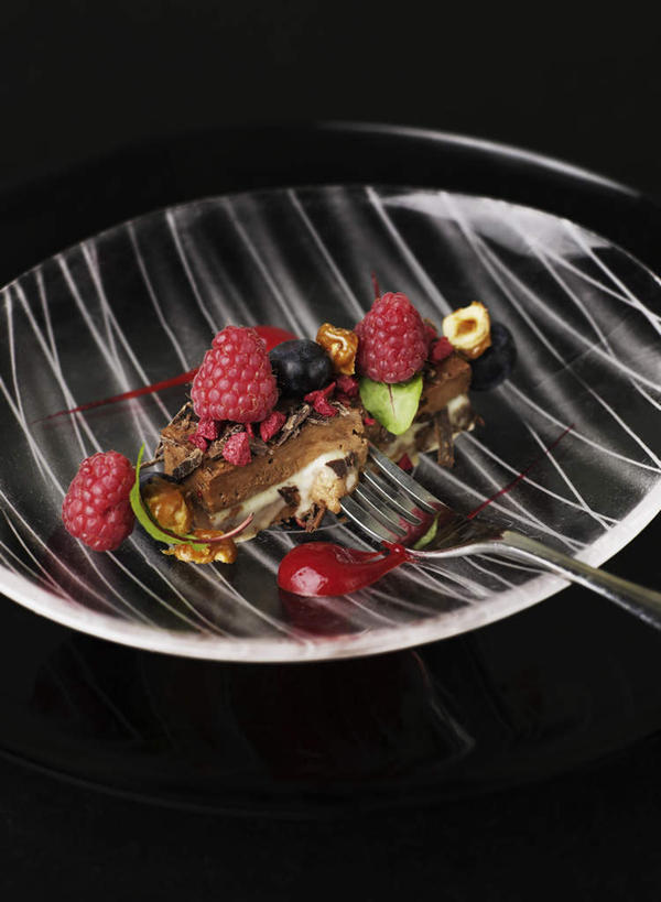 无人,竖图,俯视,室内,特写,白天,黑莓,餐具,水果,阴影,黑色背景,新鲜,反射,叉子,碟子,盘,影子,生食,食品,糖,糖果,甜点,甜品,果实,食物,盘子,碟,甜食,巧克力,摄影,有机食品,绿色食品,影棚,朱古力,山莓,树莓,三月泡,四月泡,山抛子,刺葫芦,悬钩子,馒头菠,高脚菠,龙船泡,泡儿刺,餐叉,露莓,进餐用具,彩图,高角度拍摄,影棚拍摄,拍摄