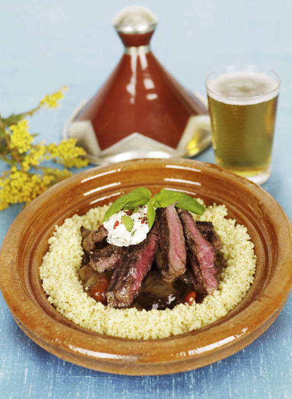 啤酒,无人,竖图,俯视,室内,特写,白天,烹饪,西餐,杯子,厨具,阴影,蓝色背景,盛开,反射,影子,陶瓷,肉,料理,食品,陶瓷制品,酒类,花蕾,锅,羊肉,菜肴,美食,肉类,玻璃制品,酒,酒瓶,花,花瓣,花朵,鲜花,食物,饮料,玻璃瓶,酒杯,啤酒杯,瓶子,花苞,花蕊,西式,摄影,佳肴,影棚,锅具,肉食,烹饪用具,塔吉锅,玻璃杯,烹调用具,烹调,彩图,高角度拍摄,影棚拍摄,拍摄