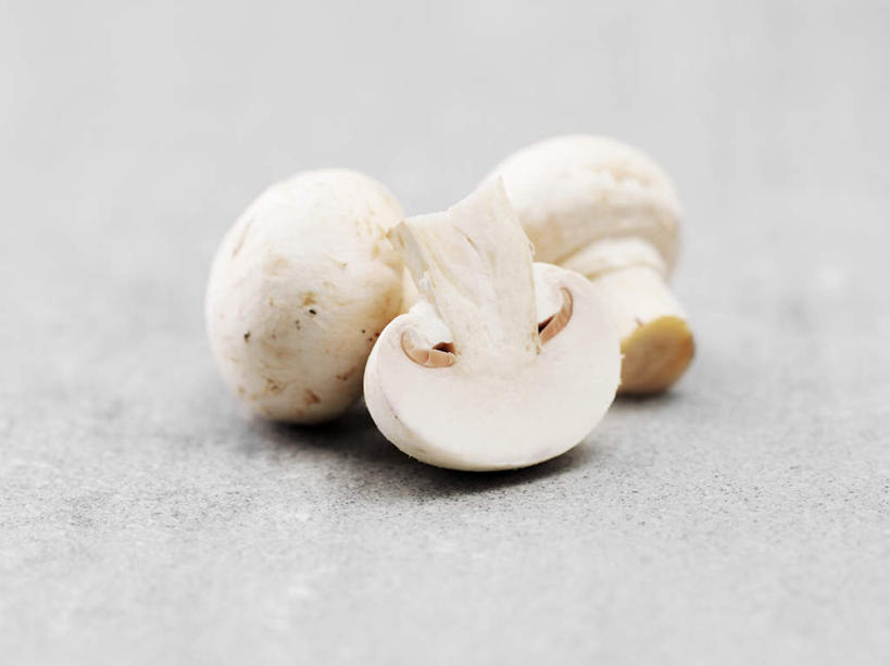 无人,横图,俯视,室内,特写,白天,蔬菜,切开,阴影,灰色背景,新鲜,反射,影子,菌菇,蘑菇,食品,菌类,食物,三个,白色,切,食用菌,摄影,有机食品,绿色食品,影棚,真菌,白蘑菇,洋蘑菇,剖面,切面,草腐菌,二孢蘑菇,双孢蘑菇,彩图,高角度拍摄,影棚拍摄,拍摄