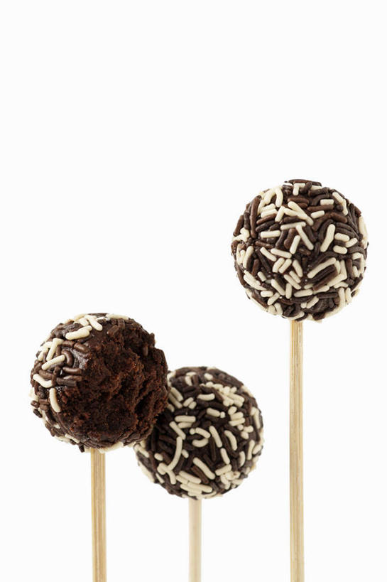 无人,竖图,室内,特写,白天,白色背景,正面,阴影,反射,棍子,影子,食品,糖,糖果,甜点,甜品,白巧克力,食物,三个,甜食,巧克力,摄影,影棚,朱古力,彩图,影棚拍摄,拍摄