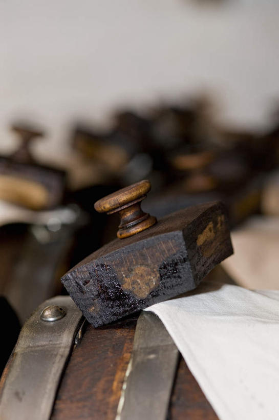 无人,竖图,俯视,室内,特写,白天,一堆,许多,阴影,堆叠,堆积,朦胧,模糊,反射,铁桶,桶,影子,醋,调料,调味品,很多,调味料,容器,储藏,堆,香醋,储存,食醋,苦酒,醯,彩图,高角度拍摄,贮存