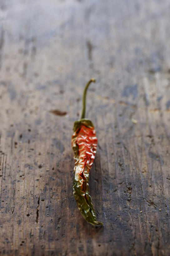 无人,竖图,俯视,室内,特写,白天,桌面,桌子,辣椒,阴影,反射,木制,影子,木桌,一个,木制品,摄影,影棚,单个,干辣椒,脱水,辣角,红海椒,大椒,辣虎,广椒,辣子,红辣椒,海椒,番椒,彩图,高角度拍摄,影棚拍摄,拍摄,干海椒,筒筒辣角,木桌子
