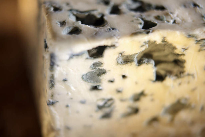 无人,横图,俯视,室内,特写,白天,桌面,桌子,静物,朦胧,模糊,破碎,木制,木桌,凌乱,木制品,混乱,破裂,摧毁,纷乱,缭乱,庞杂,彩图,高角度拍摄,木桌子