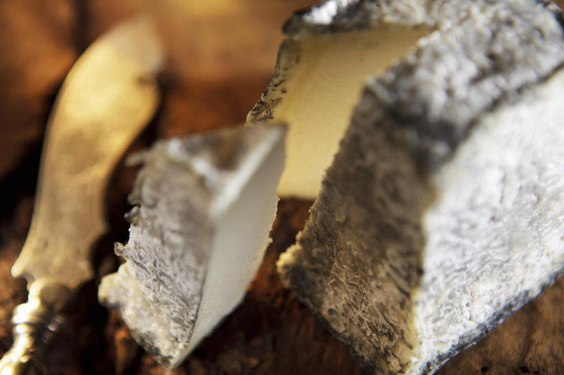 奶酪,无人,横图,俯视,室内,特写,白天,桌面,桌子,阴影,朦胧,模糊,反射,木制,工具,影子,木桌,干酪,起司,刀具,芝士,营养,两个,木制品,刀,乳酪,摄影,影棚,乳制品,发酵,山羊奶酪,奶酪刀,芝士刀,彩图,高角度拍摄,影棚拍摄,拍摄,木桌子