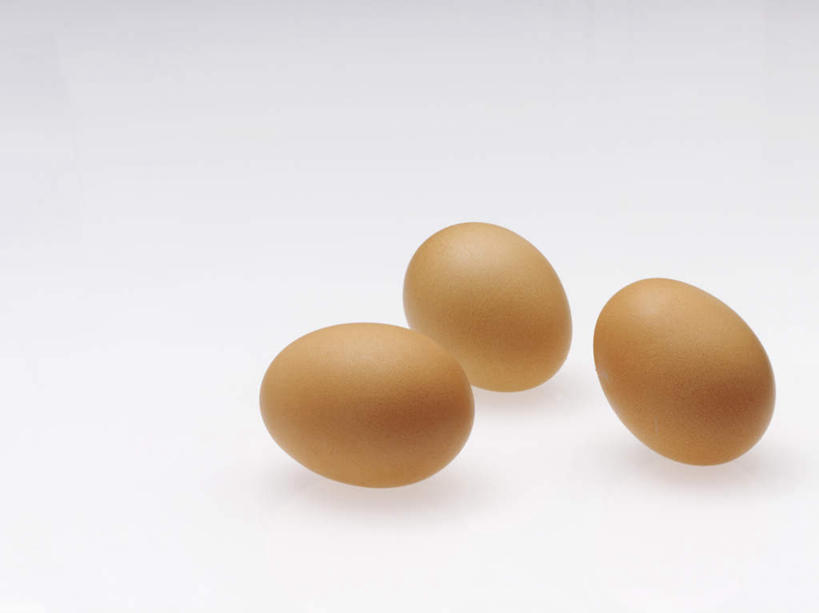 无人,横图,俯视,室内,特写,白天,白色背景,阴影,反射,影子,蛋,鸡蛋,棕色,三个,摄影,影棚,草鸡蛋,卵,彩图,高角度拍摄,影棚拍摄,拍摄,本鸡蛋,笨鸡蛋,柴鸡蛋,山鸡蛋,土鸡蛋