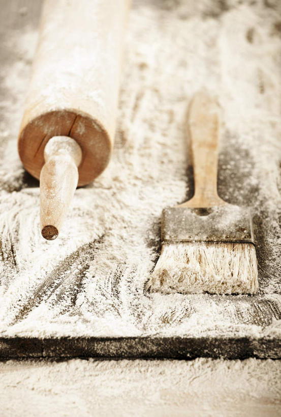 无人,竖图,俯视,室内,特写,白天,烹饪,餐桌,桌子,厨具,阴影,反射,粉末,擀面杖,影子,面粉,粮食,刷子,粉,餐台,农产品,烹饪用具,原材料,粉状,烹调用具,烹调,彩图,高角度拍摄