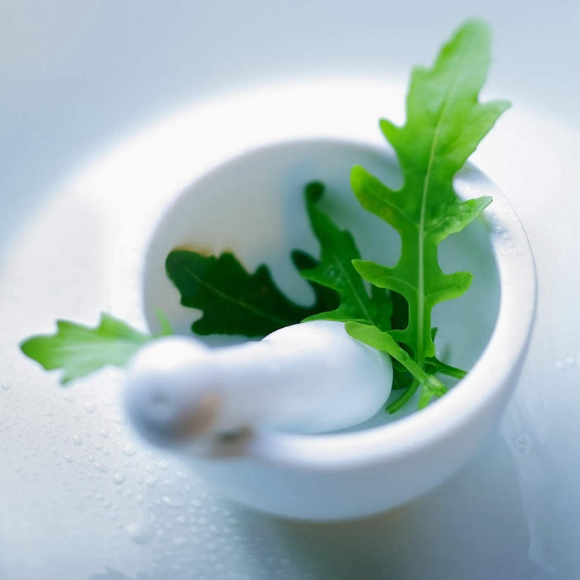 无人,方图,俯视,室内,特写,白天,桌面,桌子,蔬菜,阴影,灰色背景,新鲜,反射,木制,影子,木桌,食品,食物,木制品,器皿,摄影,有机食品,绿色食品,影棚,研磨,臼杵,芝麻菜,研杵,研钵,德国芥菜,火箭生莱,芸芥,芝麻叶,紫花南芥,臼,彩图,高角度拍摄,影棚拍摄,拍摄,火箭菜,木桌子