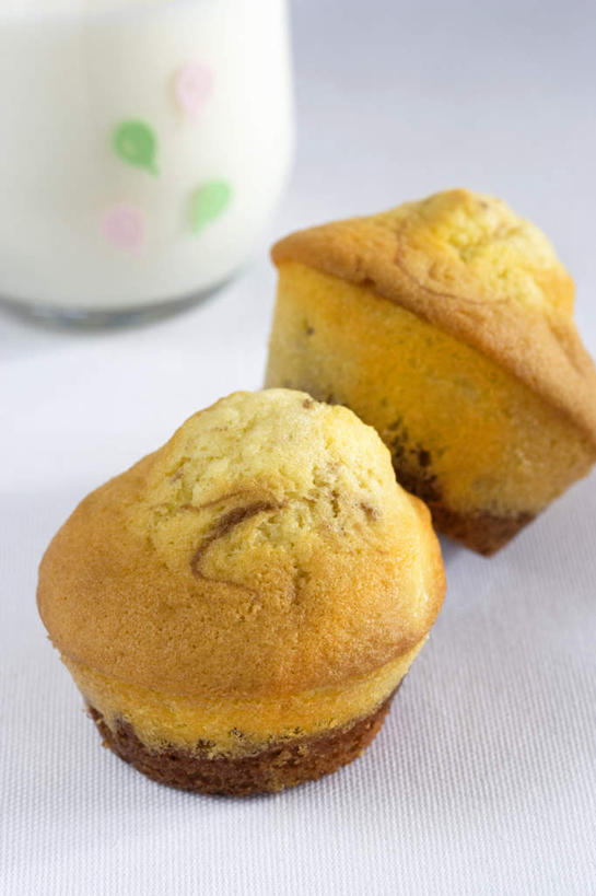 点心,无人,竖图,俯视,室内,特写,白天,下午茶,杯子,阴影,灰色背景,反射,影子,食品,松饼,食物,糕点,两个,水杯,摄影,影棚,玛芬蛋糕,茶杯,彩图,高角度拍摄,影棚拍摄,拍摄