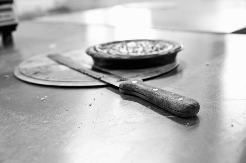 无人,横图,俯视,黑白,室内,特写,白天,桌面,桌子,餐具,金属制品,阴影,朦胧,模糊,反射,金属,碟子,工具,盘,影子,刀具,盘子,碟,刀,面包刀,高角度拍摄,厨房料理台,料理台