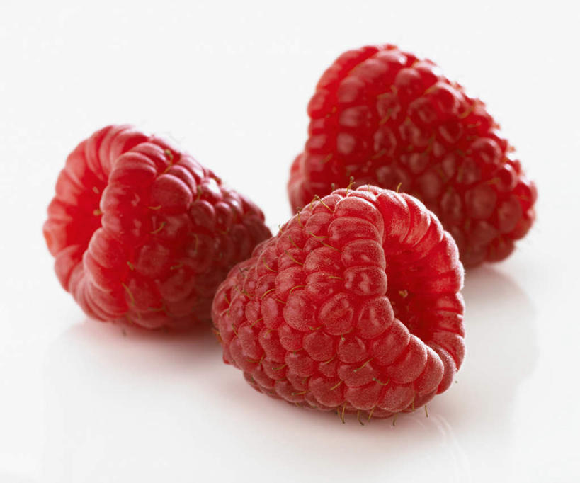 无人,横图,俯视,室内,特写,白天,白色背景,桌面,桌子,浆果,水果,阴影,新鲜,光线,木制,影子,桑葚,桑椹,生食,食品,果实,食物,三个,红色,木制品,覆盆子,摄影,有机食品,绿色食品,影棚,熊果,熊梅,熊葡萄,彩图,高角度拍摄,影棚拍摄,拍摄