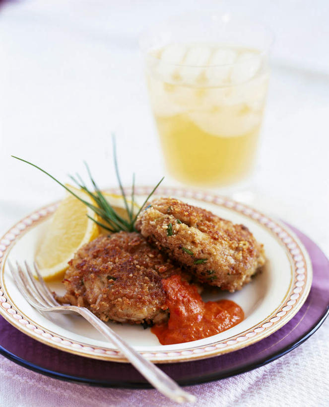 蟹,无人,竖图,俯视,室内,特写,白天,烹饪,西餐,餐桌,桌面,桌子,杯子,餐具,阴影,光线,木制,螃蟹,鱼,碟子,盘,影子,调料,酱料,酱汁,佐料,汉堡,料理,食品,调味品,调味料,酱,菜肴,美食,鱼类,鱼丸,海洋生物,玻璃制品,食物,盘子,木制品,水杯,碟,快餐,西式,佳肴,餐台,水生动物,水生物,西式快餐,海底动物,垃圾食品,玻璃杯,彩图,高角度拍摄