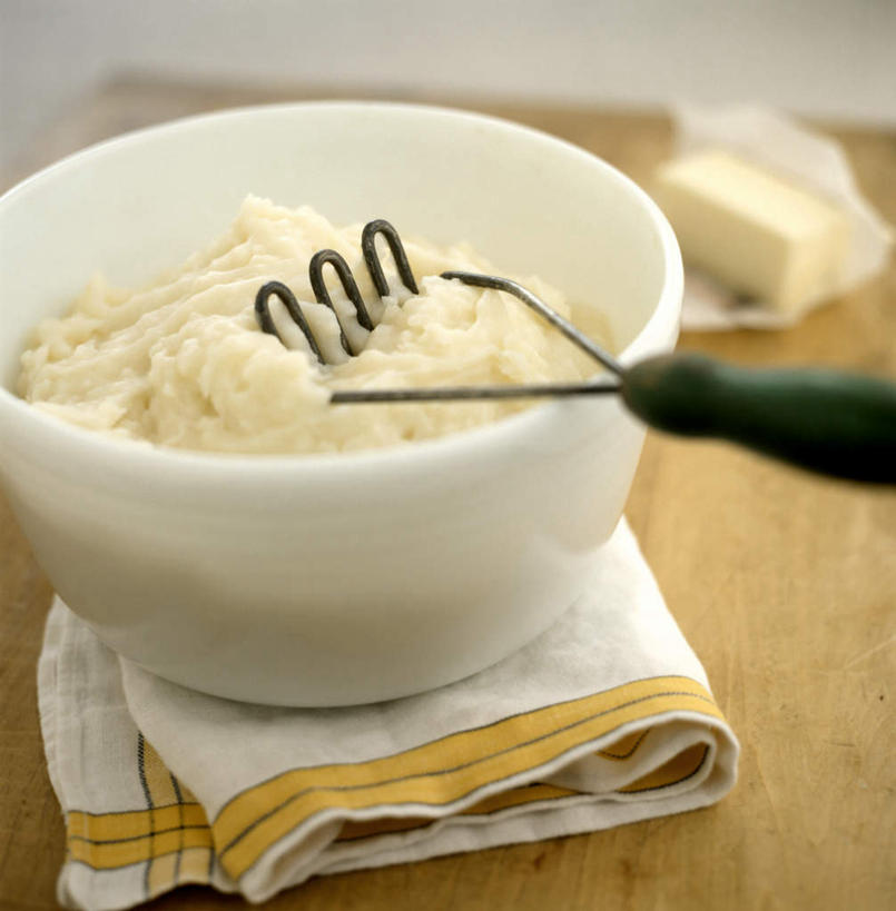 无人,竖图,室内,特写,白天,正面,桌面,桌子,土豆,阴影,光线,木制,纺织物,影子,陶瓷,陶瓷制品,土豆泥,木制品,容器,毛巾,碗,清洁,储藏,保暖,储存,透气,防水,馍馍蛋,储水,耐磨,吸水,洋芋,山药蛋,马铃薯,彩图,贮存