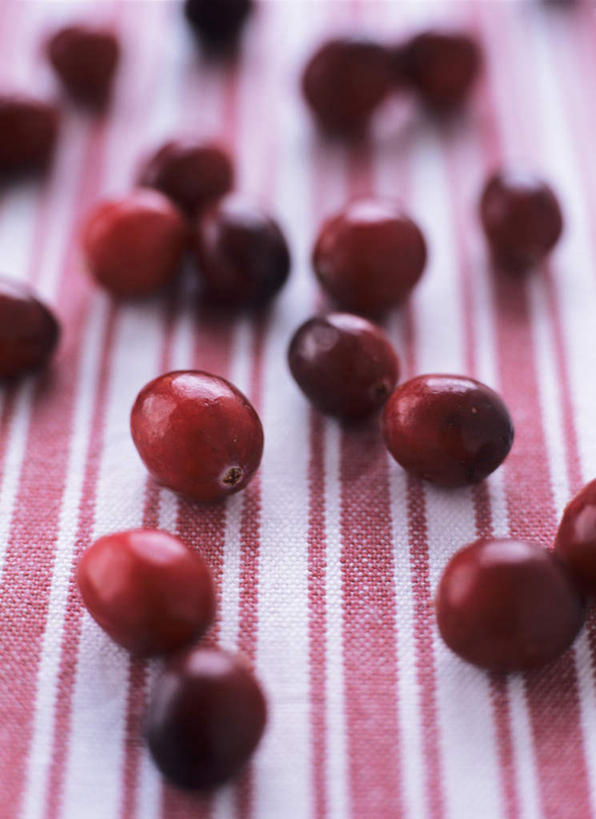 无人,竖图,俯视,室内,特写,白天,桌面,桌子,浆果,水果,许多,阴影,新鲜,光线,木制,布料,影子,生食,食品,果实,很多,布纹,桌布,食物,红色,餐巾,木制品,台布,有机食品,绿色食品,曼越桔,蔓越橘,小红莓,酸莓,彩图,高角度拍摄