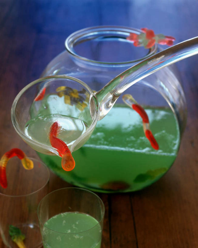 果汁,无人,竖图,室内,特写,白天,正面,桌面,桌子,杯子,阴影,光线,木制,影子,勺子,食品,糖,糖果,甜点,甜品,饮品,软糖,橡皮糖,玻璃制品,食物,饮料,玻璃瓶,木制品,瓶子,水杯,调羹,汤匙,甜食,可口,适口,玻璃杯,彩图