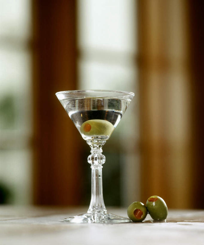 无人,竖图,俯视,室内,特写,白天,餐桌,桌子,橄榄,杯子,浸泡,阴影,光线,高脚杯,影子,酒类,一杯,三颗,文化,玻璃制品,酒,饮料,酒杯,鸡尾酒,调酒,餐台,创造,想象,香槟杯,马提尼,马提尼酒,玻璃杯,青果,白榄,彩图,高角度拍摄