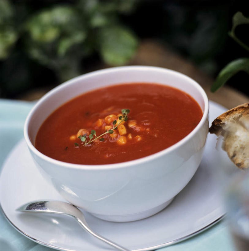 无人,竖图,俯视,室内,特写,白天,玉米,餐桌,桌子,西红柿,餐具,阴影,光线,棒子,碟子,盘,影子,勺子,陶瓷,玉蜀黍,汤,陶瓷制品,盘子,容器,调羹,碟,汤匙,碗,罗宋汤,餐台,储藏,苞米,储存,苞芦,苞谷,包谷,大蜀黍,番麦,薏米包,玉高粱,玉麦,珍珠米,番茄,彩图,高角度拍摄,贮存