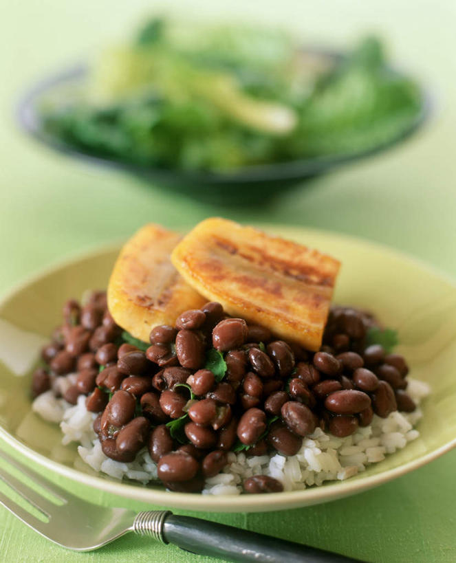 米饭,无人,竖图,俯视,室内,特写,白天,植物,餐桌,桌面,桌子,豆,蔬菜,餐具,一堆,许多,阴影,堆积,朦胧,模糊,新鲜,光线,叉子,碟子,盘,影子,豆类,豆子,黑豆,食品,饭,芭蕉,食物,两个,一个,盘子,碟,有机食品,绿色食品,单个,餐台,堆,五谷,餐叉,豆科,乌豆,乌大豆,进餐用具,彩图,高角度拍摄