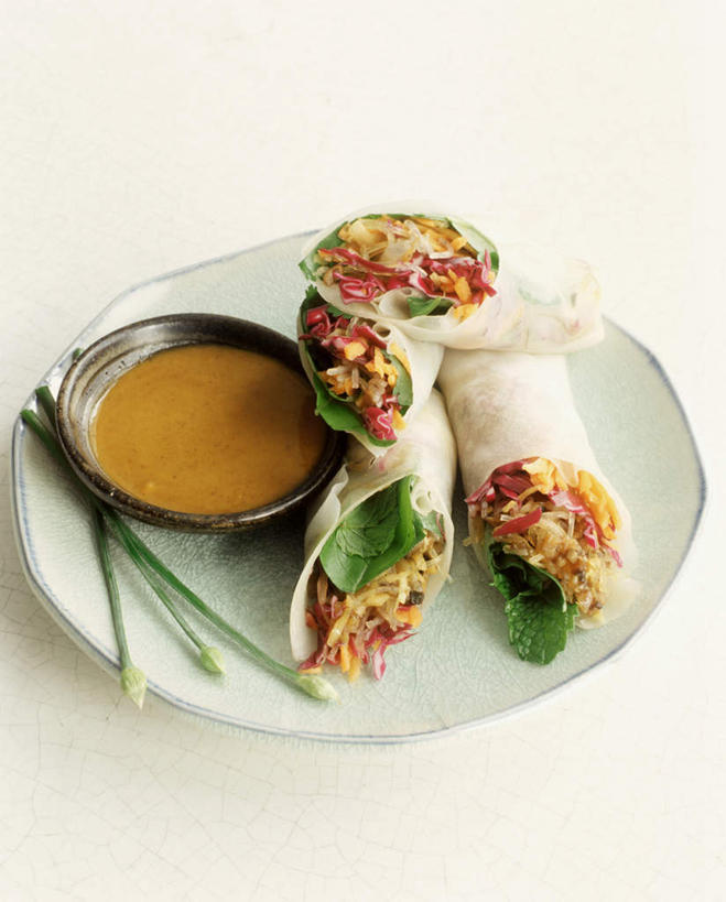 无人,竖图,俯视,室内,特写,白天,白色背景,餐桌,桌面,桌子,蔬菜,餐具,阴影,朦胧,模糊,新鲜,光线,包裹,碟子,盘,影子,葱,青葱,调料,酱料,酱汁,食品,调味品,调味料,蔬菜卷,酱,食物,一个,盘子,碟,摄影,有机食品,绿色食品,影棚,单个,餐台,面皮,彩图,高角度拍摄,影棚拍摄,拍摄