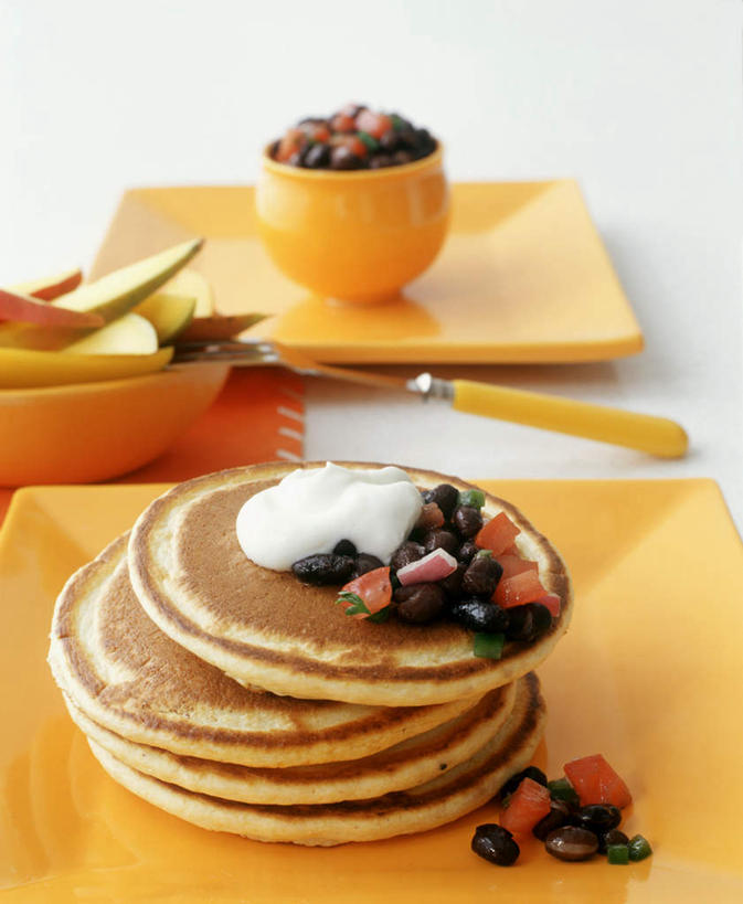 无人,竖图,俯视,室内,特写,白天,植物,餐桌,桌面,桌子,豆,蔬菜,餐具,一堆,阴影,堆叠,堆积,朦胧,模糊,新鲜,光线,叉子,碟子,盘,影子,豆类,豆子,调料,黑豆,酱料,酱汁,佐料,食品,调味品,调味料,酱,食物,两个,一个,盘子,碟,橙色,有机食品,绿色食品,单个,餐台,堆,酸奶油,薄饼,餐叉,豆科,乌豆,乌大豆,进餐用具,彩图,高角度拍摄