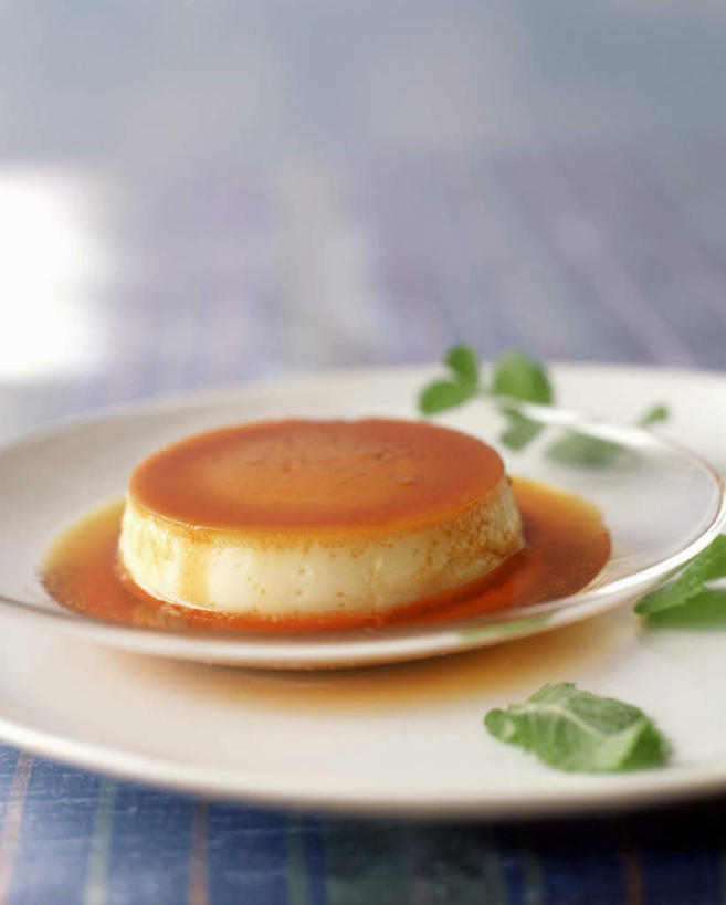 点心,无人,竖图,俯视,室内,特写,白天,下午茶,餐桌,桌面,桌子,餐具,阴影,朦胧,模糊,光线,碟子,盘,影子,调味,香料,佐料,食品,食物,糕点,两个,白色,盘子,碟,餐台,配料,焦糖,作料,彩图,高角度拍摄,蛋糕