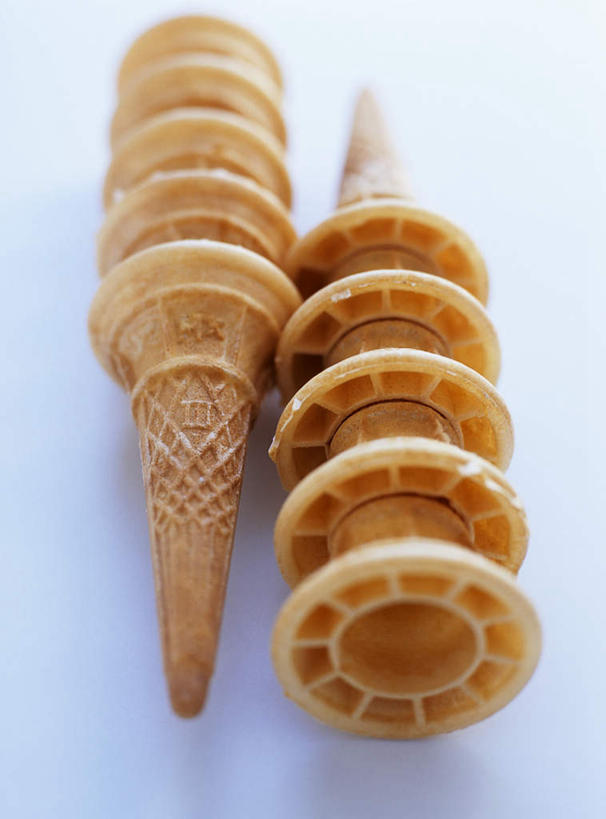 无人,竖图,俯视,室内,特写,白天,白色背景,餐桌,桌子,一排,许多,阴影,整齐,光线,影子,冰激凌,很多,清凉,排列,冷饮,舒服,冰淇淋,蛋筒,餐台,解暑,队列,解渴,雪糕,华夫饼,舒爽,格子饼,华夫,格仔饼,压花蛋饼,冰糕,消暑,彩图,高角度拍摄