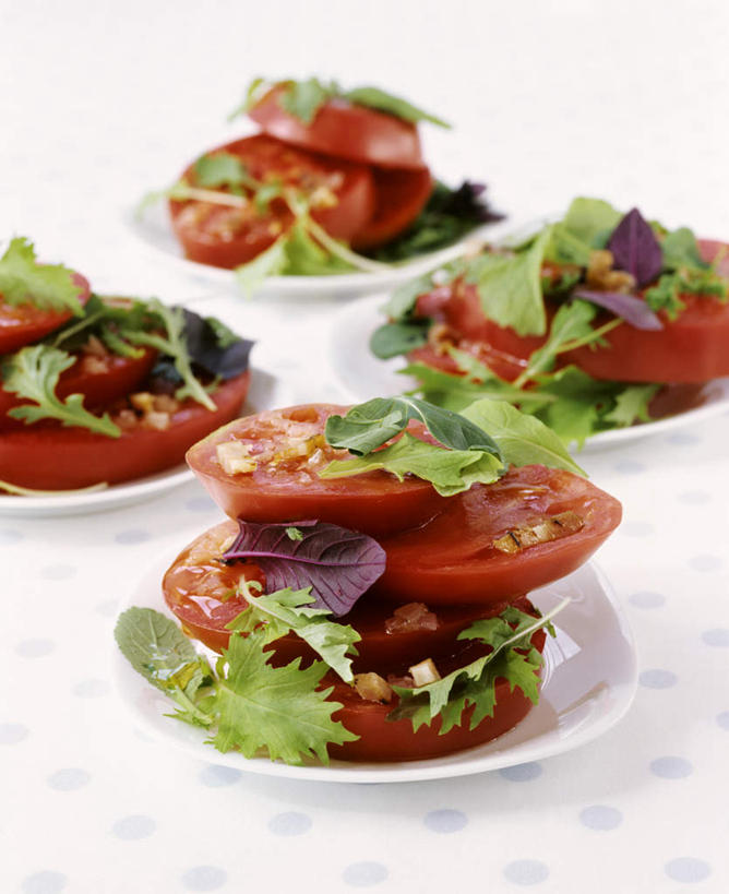 无人,竖图,俯视,室内,特写,白天,餐桌,桌子,蔬菜,西红柿,叶子,阴影,新鲜,装饰,光线,布料,影子,生食,蔬菜沙拉,沙拉,食品,绿叶,布纹,色拉,沙律,桌布,食物,餐巾,台布,嫩叶,有机食品,绿色食品,餐台,色拉酱,华丽,修饰,点缀,配菜,千岛酱,衬托,美观,雅致,雅观,四份,叶,叶片,番茄,彩图,高角度拍摄