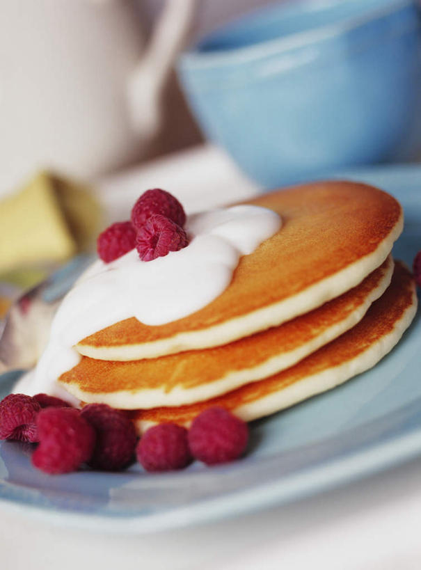 点心,无人,竖图,俯视,室内,特写,白天,餐桌,桌子,浆果,餐具,水果,三块,一排,阴影,朦胧,模糊,新鲜,整齐,光线,碟子,盘,影子,灯笼果,调料,酱料,酱汁,生食,佐料,食品,甜点,甜品,果实,调味品,调味料,酱,食物,糕点,排列,一只,盘子,碟,甜食,奶油,有机食品,绿色食品,餐台,堆,乳制品,队列,烤饼,红醋栗,激凌,克林姆,淇淋,醋栗,彩图,高角度拍摄