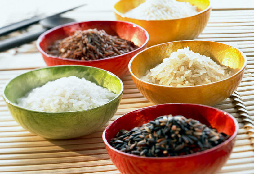 无人,横图,俯视,室内,特写,白天,桌面,桌子,一排,阴影,整齐,光线,木制,影子,陶瓷,谷类,谷物,糯米,陶瓷制品,米,大米,排列,木制品,容器,碗,粟米,储藏,储存,队列,小米,黑米,粟,粢米,江米,彩图,高角度拍摄,贮存