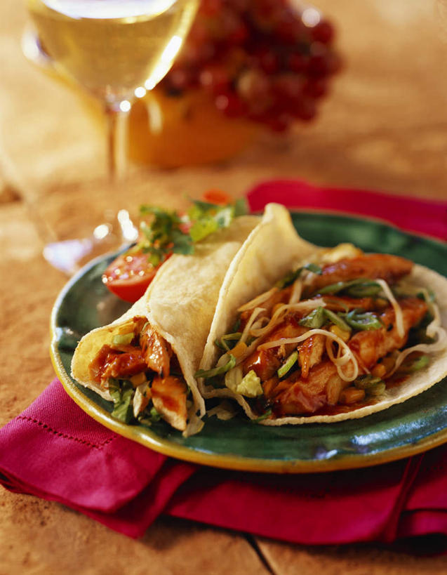 葡萄酒,无人,竖图,俯视,室内,特写,白天,餐桌,桌子,蔬菜,西红柿,杯子,餐具,阴影,新鲜,光线,碟子,高脚杯,盘,影子,面饼,食品,红酒杯,酒类,一杯,蔬菜卷,玻璃制品,酒,食物,饮料,盘子,餐巾,酒杯,碟,有机食品,绿色食品,餐台,玻璃杯,番茄,彩图,高角度拍摄