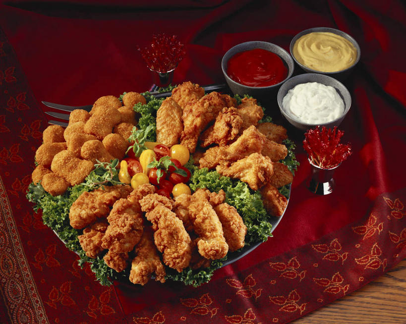 无人,横图,俯视,室内,特写,白天,烹饪,西餐,餐桌,桌子,西红柿,餐具,许多,阴影,光线,叉子,碟子,盘,影子,陶瓷,调料,鸡肉,酱料,酱汁,肉,油炸,佐料,料理,食品,陶瓷制品,调味品,很多,调味料,酱,菜肴,美食,肉类,食物,盘子,餐巾,容器,碟,碗,西式,佳肴,餐台,储藏,储存,炸鸡,肉食,餐叉,三碗,进餐用具,樱桃番茄,圣女果,番茄,彩图,高角度拍摄,贮存