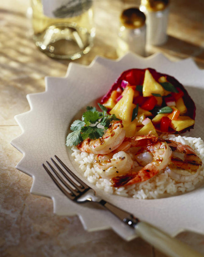 米饭,无人,竖图,俯视,室内,特写,白天,餐桌,桌子,菠萝,蔬菜,杯子,餐具,叶子,许多,阴影,新鲜,光线,叉子,碟子,盘,影子,调料,虾仁,绿叶,饭,调味品,很多,调味料,玻璃制品,盘子,水杯,碟,嫩叶,有机食品,绿色食品,餐台,五谷,餐叉,两罐,叶,叶片,玻璃杯,进餐用具,凤梨,彩图,高角度拍摄