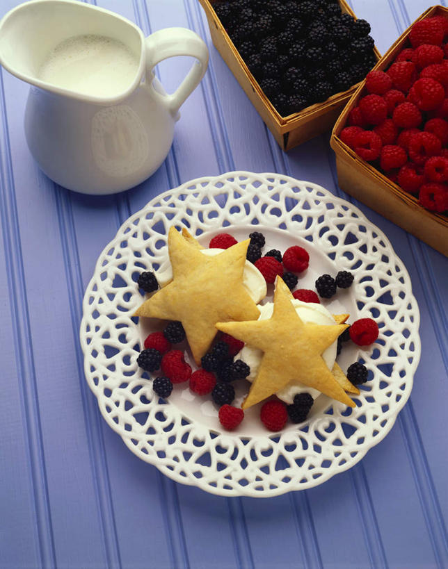 点心,牛奶,无人,竖图,俯视,室内,特写,白天,餐桌,桌子,浆果,黑加仑,餐具,两块,许多,阴影,光线,碟子,壶,盘,影子,塑料,星星,灯笼果,食品,甜点,饮品,很多,营养,盒子,水壶,食物,糕点,饮料,盘子,茶壶,容器,塑料制品,碟,饼干,甜食,零食,奶油,星形,餐台,储藏,乳制品,奶,储存,五角形,红醋栗,安神,装饰饼干,一罐,激凌,克林姆,淇淋,黑穗醋栗,黑豆果,黑醋栗,醋栗,五角星,彩图,高角度拍摄,贮存