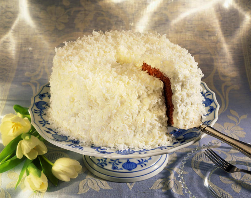 点心,无人,横图,俯视,室内,特写,白天,下午茶,餐桌,桌子,椰子,餐具,阴影,盛开,光线,叉子,刀叉,刀子,碟子,盘,影子,食品,花蕾,花,花瓣,花朵,鲜花,食物,糕点,一只,盘子,蛋糕架,碟,花苞,花蕊,餐台,椰丝,餐刀,餐叉,大椰,胥余,椰瓢,越王头,进餐用具,彩图,高角度拍摄,蛋糕