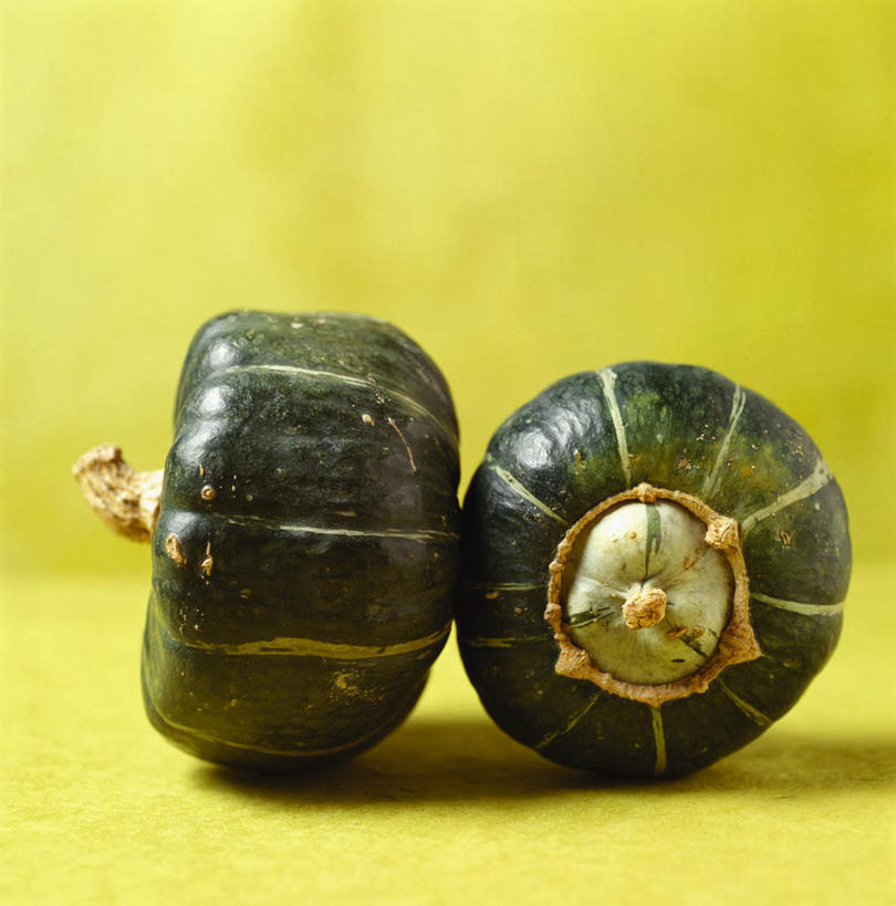 无人,竖图,室内,特写,白天,正面,南瓜,阴影,黄色背景,光线,影子,金瓜,青色,番瓜,两个,摄影,影棚,麦瓜,倭瓜,彩图,影棚拍摄,拍摄