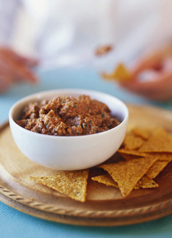 西方人,一个人,坐,竖图,俯视,室内,特写,白天,玉米,餐桌,桌子,南瓜,蔬菜,欧洲,欧洲人,双手,仅一个男性,仅一个人,仅一个中年男性,握,阴影,服装,朦胧,模糊,新鲜,光线,棒子,影子,陶瓷,金瓜,玉蜀黍,调料,酱料,酱汁,佐料,陶瓷制品,调味品,拿,调味料,拿着,休闲装,酱,番瓜,一个,衣服,白色,容器,碗,休闲,休闲服,握着,服饰,有机食品,绿色食品,单个,餐台,储藏,麦瓜,倭瓜,苞米,储存,苞芦,薄片,苞谷,南瓜籽,包谷,大蜀黍,番麦,薏米包,玉高粱,玉麦,珍珠米,男人,男性,中年男性,白种人,坐着,半身,彩图,高角度拍摄,贮存