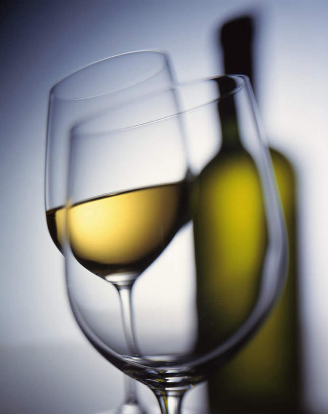 葡萄酒,无人,竖图,室内,特写,白天,仰视,杯子,高脚杯,酒类,红酒瓶,玻璃制品,酒,酒瓶,饮料,两个,玻璃瓶,酒杯,瓶子,香槟杯,玻璃杯,彩图,低角度拍摄