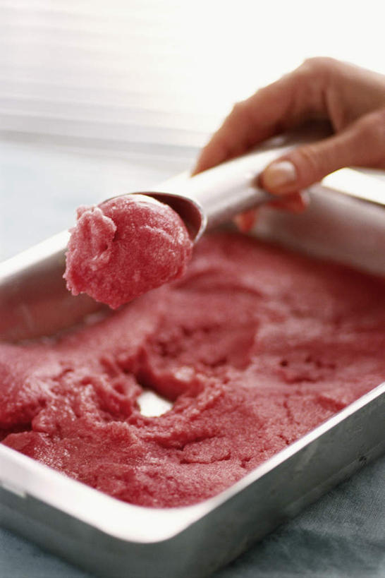 西方人,手,一个人,竖图,俯视,室内,特写,白天,金属制品,欧洲,欧洲人,仅一个女性,仅一个人,握,阴影,光线,金属,影子,勺子,冰激凌,清凉,拿,拿着,注视,一个,粉色,调羹,汤匙,冷饮,观察,看,仅一个中年女性,舒服,手部,冰淇淋,握着,单个,观看,单手,解暑,察看,关注,解渴,雪糕,舒爽,冰糕,消暑,冰激凌勺,女人,女性,中年女性,白种人,半身,彩图,高角度拍摄