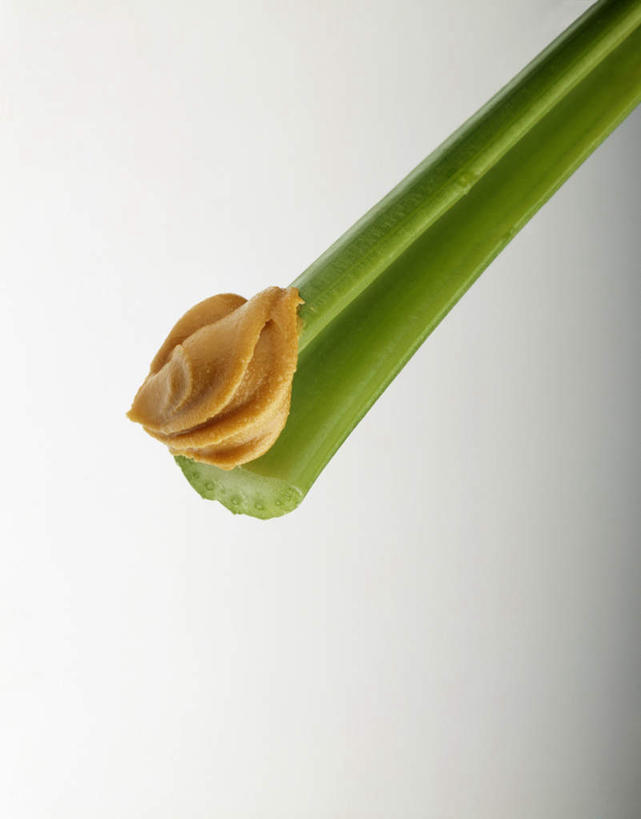 无人,竖图,俯视,室内,特写,白天,白色背景,芹菜,蔬菜,静物,阴影,新鲜,光线,影子,调料,酱料,酱汁,佐料,食品,调味品,调味料,酱,食物,花生酱,有机食品,绿色食品,根芹菜,根洋芹,球根塘蒿,药芹,水芹,旱芹,彩图,高角度拍摄