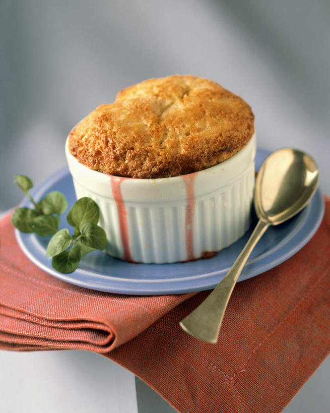 点心,无人,竖图,俯视,室内,特写,白天,植物,餐具,叶子,阴影,光线,布料,碟子,盘,纹理,影子,勺子,法式,食品,甜点,甜品,绿叶,布纹,桌布,食物,糕点,红色,绿色,盘子,餐巾,调羹,碟,台布,汤匙,甜食,嫩叶,奶酥,肌理,叶,叶片,叶脉,彩图,高角度拍摄