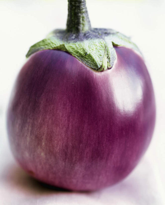 无人,竖图,俯视,室内,特写,白天,白色背景,茄子,蔬菜,阴影,新鲜,光线,影子,食品,食物,一个,紫色,有机食品,绿色食品,单个,落苏,酪酥,昆仑瓜,矮瓜,彩图,高角度拍摄