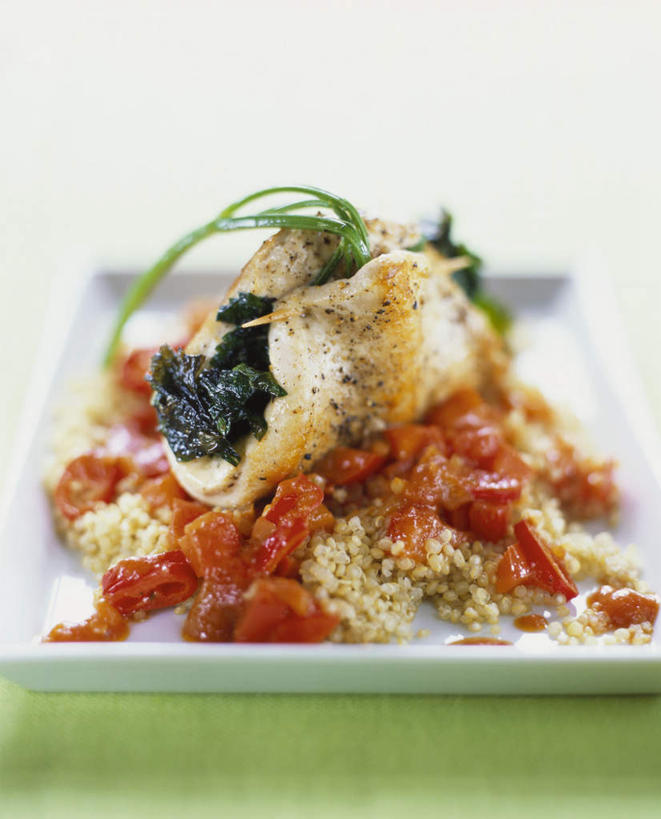 无人,竖图,俯视,室内,特写,白天,烹饪,西餐,辣椒,芹菜,蔬菜,餐具,阴影,光线,碟子,盘,影子,鸡肉,肉,料理,食品,菜肴,美食,肉类,食物,盘子,碟,西式,佳肴,荷兰芹,欧芹,香芹,肉食,彩椒,辣角,红海椒,大椒,辣虎,广椒,法香,巴西利,洋香菜,洋芫荽,法国香菜,旱芹菜,番荽,奎藜,奎藜籽,奎奴亚藜,藜麦,南美藜,甜椒,柿子椒,辣子,海椒,番椒,灯笼椒,彩图,高角度拍摄