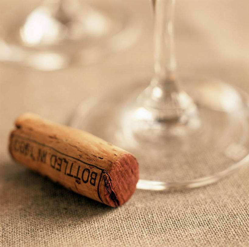 无人,横图,俯视,室内,特写,白天,桌面,桌子,杯子,阴影,光线,木制,布料,高脚杯,塞子,影子,软木塞,红酒杯,布纹,玻璃制品,桌布,餐巾,酒杯,木制品,台布,瓶塞,保存,密封,玻璃杯,彩图,高角度拍摄